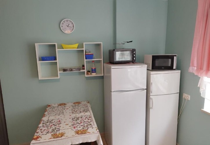 Dwie lodówki, mikrofalówka i opiekacz w ogólnodostępnej kuchni
