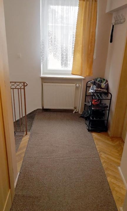 Korytarz na piętrze od strony schodów z wejściem do pokoju nr 3 po prawej